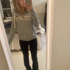 Zip hoodie  - Jätte skön o söt zip hoodie som tyvärr inte kommer till användning för mej😍