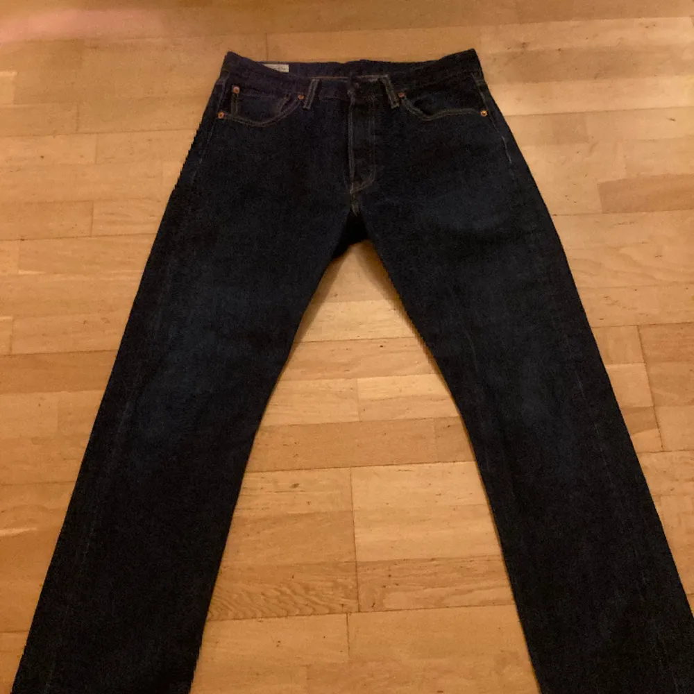 Hej, jag säljer dessa Levis jeans W32 L32, dem är helt nya utan prislapp, hör av dig om du har frågor. Jeans & Byxor.