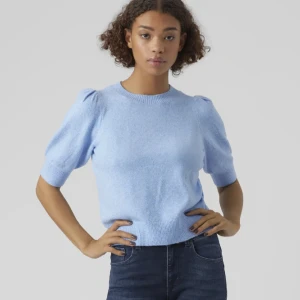 Stickad t shirt  - Tröja från Vero moda, använd 1 gång,väldigt fint skick (nypris 219kr)