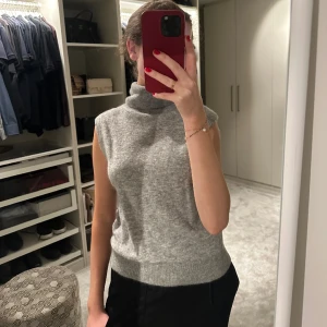 Stickat linne från & other stories  - Storlek XS, men passar även mig som brukar ha S. Polokragen är justerbar/går att vika ned mer.  Köparen står för frakten💕💕