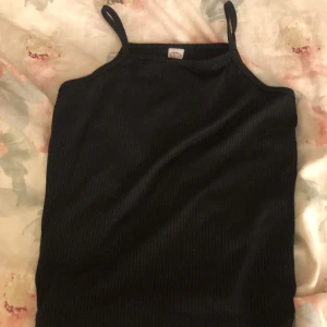 linne från shein - Storlek”130” tydligen,jag skulle säga 152 typ för de var väldigt stort!!❤️men annars väldigt gulligt!!