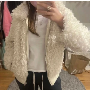 Teddyjacka - (Första bilden är lånad) väldigt lik jacka som första bilden, den jag har är köpt på Sellpy. Storlek 164 men passar en XS/S. 