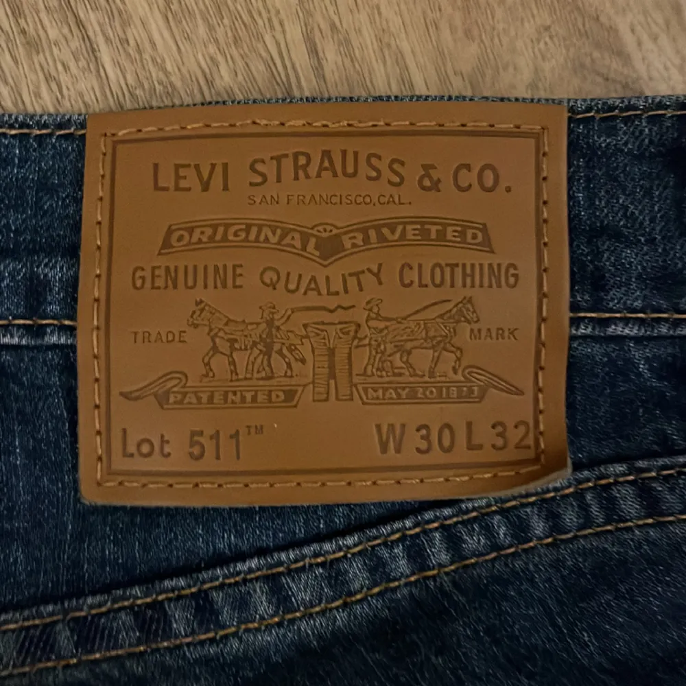 Levis 511 ganska lika anbass i passformen använda lite men dom är i mycket bra skick inga defekter eller liknade!. Jeans & Byxor.