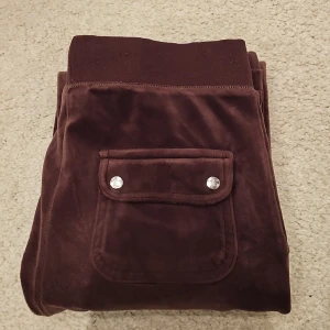 Äkta Juciy Couture byxor  - Säljer mina bruna fina Juciy byxor för att jag har tröttnat på färgen och använder dom inte lika ofta. Dom är i jätte bra skick och de e absolut inga hål eller slitna längst ner. Alla metall knappar o allt sitter kvar. Köpt från Juciy Couture hemsidan🤍🤎