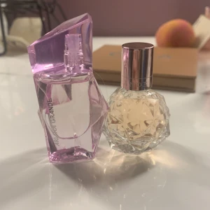Ariana grande parfym  - Jag säljer 2 st ariana grande parfymer (10ml) använd en gång. Köpt för 499kr. Säljer en för 166kr den rosa är såld