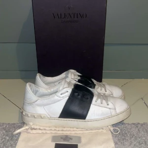 Valentino skor  - Säljer nu dessa feta Valentino opens. De är i bra skick och alla taggarna är fortfarande intakt. De är i storlek 41 men passar 42. Allt OG tillkommer! Pris går att diskuteras vid snabb affär!💸⚜️