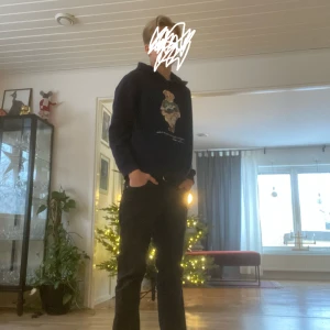 polo ralph lauren hoodie - säljer nu min polo ralph lauren hoodie pga att de börjar bli lite för mig. skick:8/10. nypris är ca 1500 och mitt pris är 600. modellen är 168 cm lång.