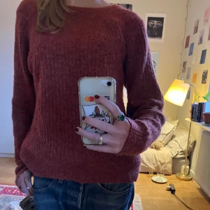 Röd stickad tröja  - En väldigt skön stickad tröja från Vila. ❤️