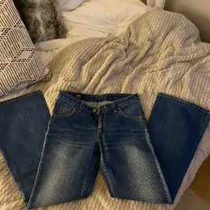 säljer ett par jätte fina low waisted jeans ifrån lee. Sjukt snygga i benen men de är för små i midjan för mig!! Skriv om du har några frågor eller vill ha fler bilder!!😘