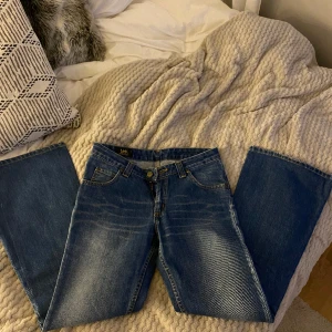 Low waist lee jeans - säljer ett par jätte fina low waisted jeans ifrån lee. Sjukt snygga i benen men de är för små i midjan för mig!! Skriv om du har några frågor eller vill ha fler bilder!!😘