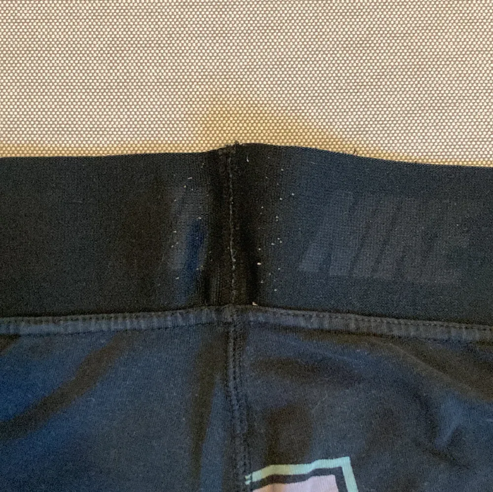 Träningstights från Nike. Använda men inga synliga skador utom lite slitning på baksidan av gymmibandet i midjan(syns på bild 3). Jeans & Byxor.