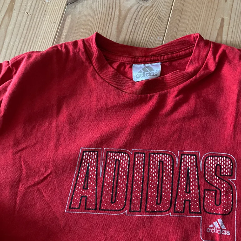 Adidas oversized tshirt, står ingen storlek men skulle säga L. T-shirts.