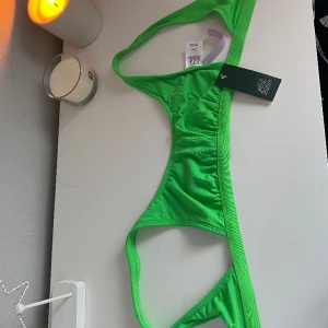 Grön bikini topp - Säljer min söta bikini topp som jag aldrig andvänt. Lappen sitter kvar. Den är köpt från USA💕💕