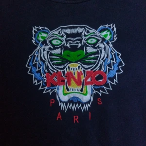 Kenzo kofta  - Lite sliten Kenzo kofta  Med storlek S fick som en gåva men passar tyvärr inte Kan bäras av men och kvinnor 