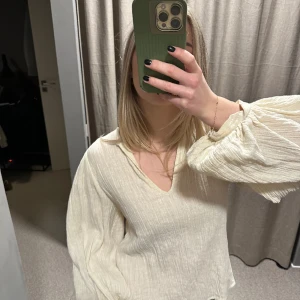 Blus från By Malene Birger! - Super fin blus från By Malene Birger i storlek 36. Smutsvit med lite beiga inslag. Ordinarie pris 1250kr🤍🤍 Bra skick!