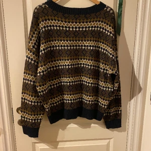 Stickad tröja  - Bekväm mönstrad tröja.