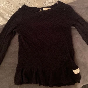 Spets odd molly tröja  - En helt ny odd molly tröja i fint stickat spets. Har aldrig använts, lapp finns kvar. Är i storlek 1 som motsvarar S men passar även bra på XS🤍 skriv för bild på. Fri frakt just nu! Kan diskutera pris vid snabb affär. 🤍