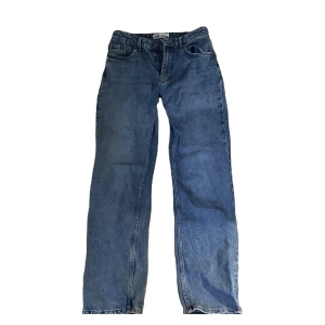 Blåa straight midrise jeans - Säljer blåa midrise jeans från Zara! Storlek 38 men sitter baggy på min vän  som har 36 (hon har på sig dem på bilderna) priset kan diskuteras 💗