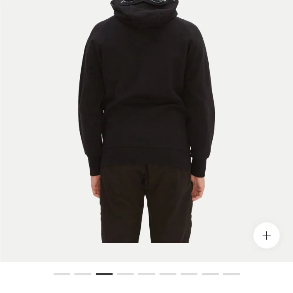 Säljer min cp company hoodie i Storlek S passar mig som är 183cm lång Den är i väldigt bra skick. Tröjor & Koftor.
