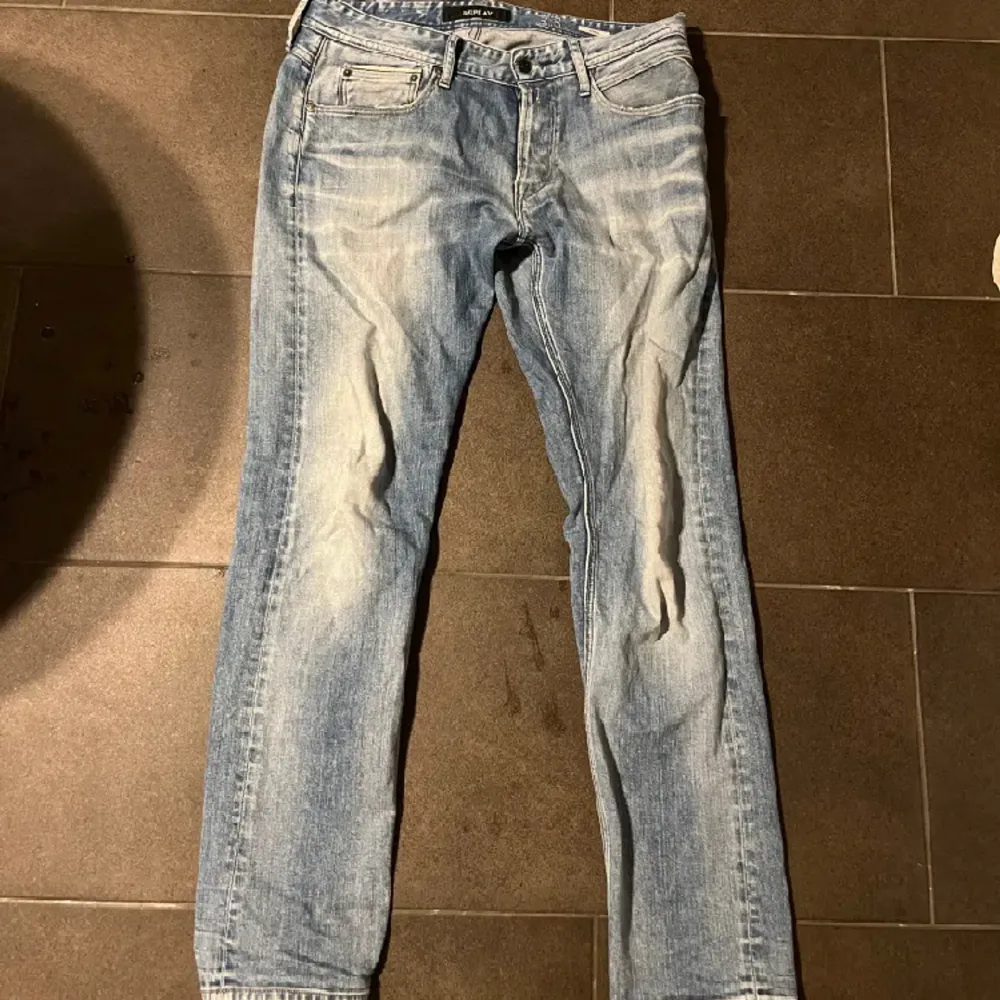 Säljer dessa skit feta replay jeans i modellen Jondrill. Säljer då de är för stora för mig. Priset går alltid att diskutera, de är i använt men ändå väldigt bra skick.. Jeans & Byxor.