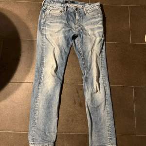 Säljer dessa skit feta replay jeans i modellen Jondrill. Säljer då de är för stora för mig. Priset går alltid att diskutera, de är i använt men ändå väldigt bra skick.