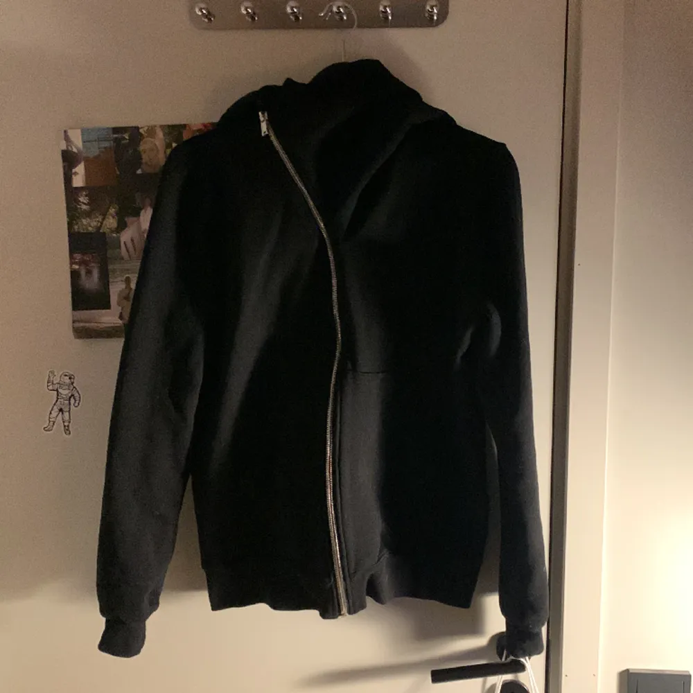 Tvär fet rick owens mountain hoodie r3p den har inga defekter knappt använd. Står L men sitter mer som en M. Hoodies.