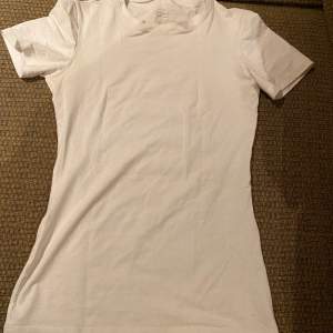 vit intimissimi t-shirt använd ett fåtal gånger. strl. s.  hör av dig vid köp eller frågor🩷