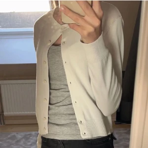 vit kofta - stickad kofta med knappar från H&M🌟säljer för att den har blivit för liten för mig och kommer inte till användning💞
