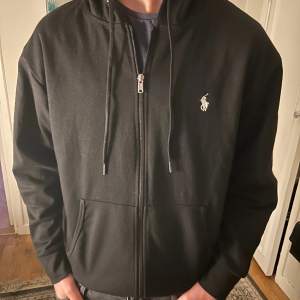 Säljer nu min otroligt fina Ralph Lauren zip. Modellen är 175cm lång och väger 70kg. Tröjan är i nyskick därav inga defekter osv! Nypriset ligger på runt 1700kr.