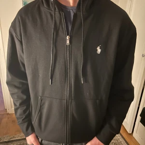Ralph Lauren Zip - Säljer nu min otroligt fina Ralph Lauren zip. Modellen är 175cm lång och väger 70kg. Tröjan är i nyskick därav inga defekter osv! Nypriset ligger på runt 1700kr.