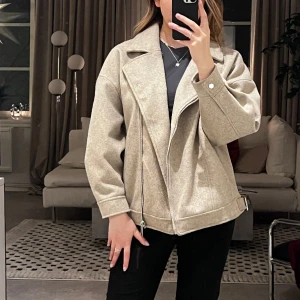 Oversized biker jacka - Jacka i filttyg, varm och skön. Använd några gånger, är i fint skick. Stl S och är perfekt oversized på mig som är S/M