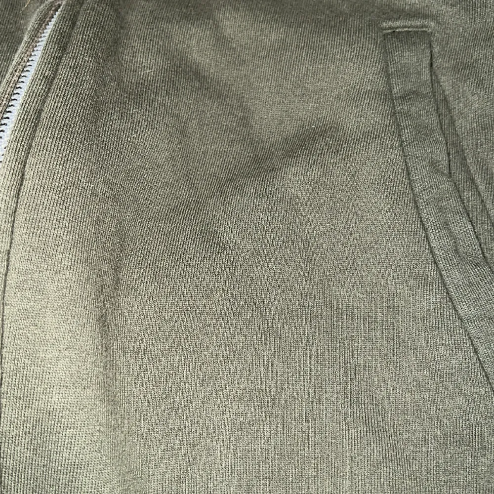 En vintage militärgrön zip up tröja från Carhartt. Sjukt snygg med stora och raka jeans. Pris och bilder kan diskuteras . Hoodies.