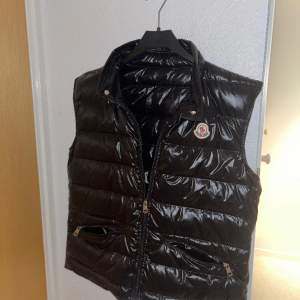 En svart aldrig använd moncler GUI väst i perfekt skick. Inga fel på västen och helt ny. Nypris: 3999kr. Mitt pris: 1499