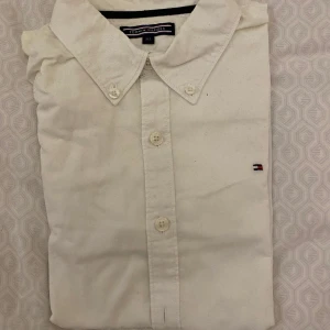 Tommy Hilfiger skjorta - Storlek: 152 Skick: 9/10