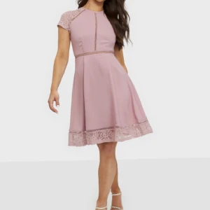 Kort snygg lila klänning  - En helt oanvänd lilaklänning perfekt till våren helt oanvänd med prislapp och etikett på💜🌸🤍 Den är köpt på Nelly helt oanvänd den är i stl 40.