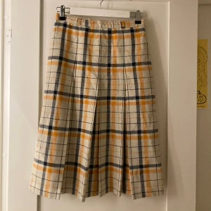 Klockad kjol - Så cool A-formad kjol! Köpt vintage men i nytt skick! Lite tjockare material så passar både sommar och vår! 