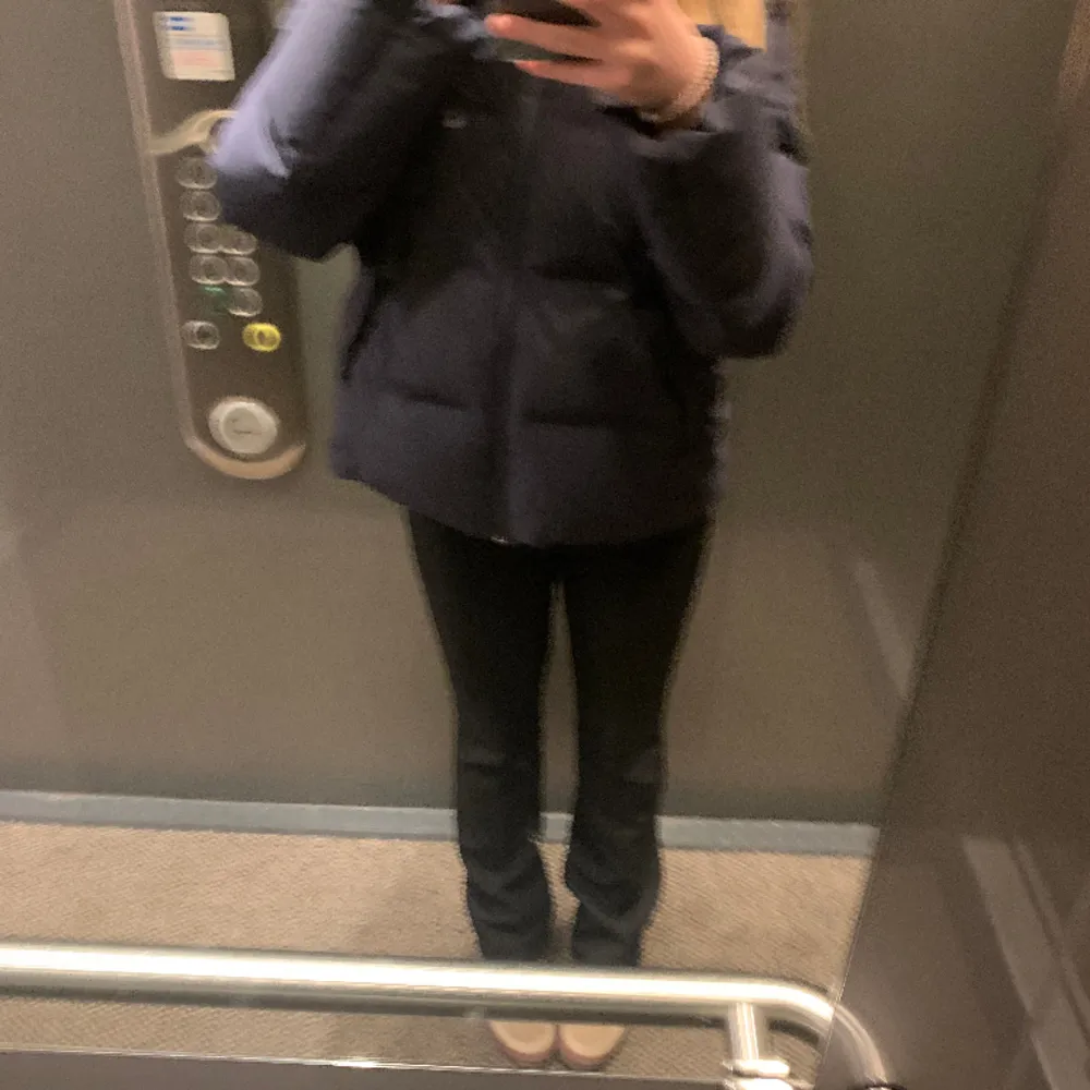 Vilma kostymbyxor med medelhög midja från bikbok. Storlek 36, sann till storlek skulle jag säga. Säljer pga att de inte kommer till användning men i fint skick💘frakt tillkommer!. Jeans & Byxor.