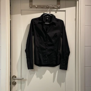 Svart skjorta från H&M - Jättefin skjorta från hm i bra sick 