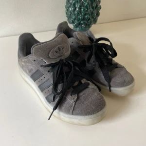 Campus 00 - Jättefina och trendiga skor från adidas. Säljer då de inte kommit till användning. Inte använda mycket och har inte mycket slitningar. Storleken är 36 2/3. Rekommenderar! 😍Skriv för fler bilder