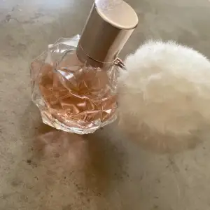 Ariana Grande Ari parfym i 30ml, syns på bild hur mycket som är använt!
