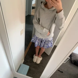 Zara kjol - Säljer denna fina zara kjolen som jag köpte kring ett år sedan, inte mycket andvänd villket är andledningen till varför jag säljer, perfekt nu för sommaren