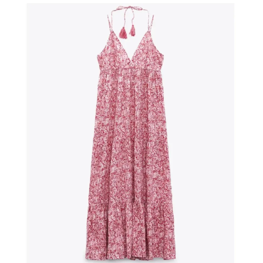 Super söt långklänning från Zara! Funkar även super bra att ha som kjol. Använd få gånger. Passar även S. Nypris runt 600kr har jag för mig. Klänningar.