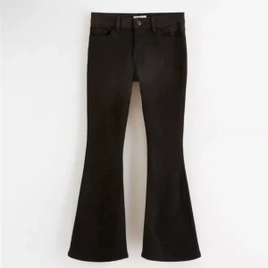 Svarta bootcut jeans🖤 - Säljer dem här super fina jeansen från Lindex🌺 Inga som helst defekter! Nypris 349kr💞 Säljer pågrund utav att de var för korta när jag köpte dem🎀Kontakta för fler bilder eller frågor! Pris kan diskuteras vid snabb affär!💖 