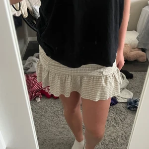 Söt sommar kjol!❤️ - Super gullig kort kjol från ginatricot! Nästan aldrig använd, fin kvalitet! Skriv för fler bilder❤️