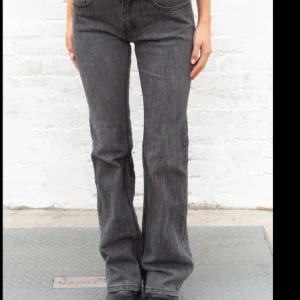Svart/ grå brandy Melville jeans - Säljer dessa fina bootcut jeans då de tyvärr inte kommer till användning 🫶🏼