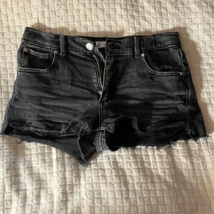 Mörkgråa jeansshorts - Jag säljer dem här jeansshortsen från zara för att jag tycker att de inte sitter så bra på mig. (De är inte lågmidjade) De är klippta från jeans till shorts. Och de är köpta på Zara. De är i strl 164. Borde passa folk som har xs. (Jag har själv det)