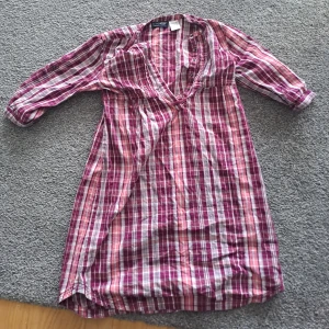 Rosa tunika! - En fin rosa tunika som kommer från frankrike! Den han används en gång innan men annars bara legat i garderoben. Skriv om intresse!