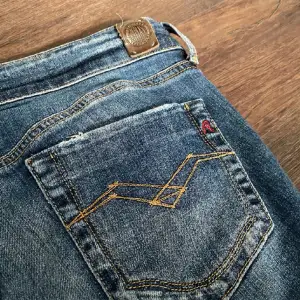 Sälja dessa snygga lågmidjade jeans från replay. Waist: 27 längd: 32. Enda lilla defekten är på första bilden där precis över fickan (lite lite uppslitet) men absolut inget man tänker på. Skriv för mer bilder osv..