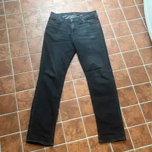 Hej, säljer nu mina grå/svarta jeans från Lee i storleken 32/34. Modellen är West. Använda någon enstaka gång och är i ett mycket bra skick. Hör av dig vid funderingar, pris kan diskuteras. 