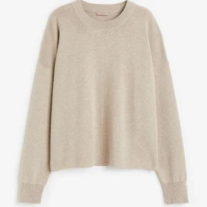 Stickad tröja  - Beige tröja från hm knappt använd i storlek xs